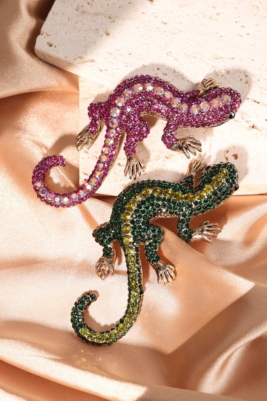 Salamander Lapel pin - Fuchsia